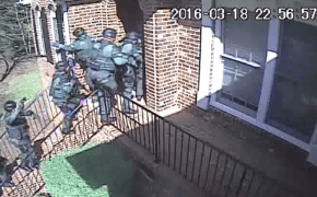 J. Cole divulga audiovisual de “Neighbors” com registro da equipe da SWAT invadindo seu estúdio