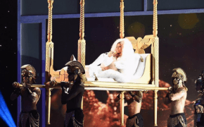 Com apoio do 2 Chainz, Nicki Minaj performa medley no NBA Awards