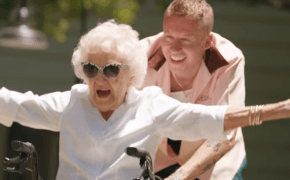 Macklemore comemora os 100 anos da sua vó com rolê muito louco no clipe de “Glorious”