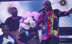 2 Chainz e YG cantam “Proud” com suas mães no palco no Jimmy Kimmel Live!