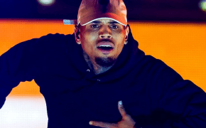 Chris Brown faz nova tatuagem na frente da orelha
