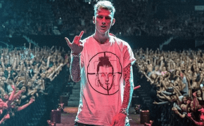 Machine Gun Kelly aparece usando camisa com arte da faixa diss “KILLSHOT” do Eminem em show