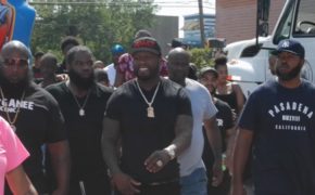 50 Cent distribui mochilas e brinca de arremessos com jovens carentes em escola de New Jersey