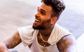 Chris Brown compra nova corrente com pingente de gilete em ouro e cocaína em diamantes