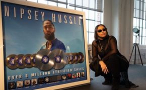 Viúva do Nipsey Hussle recebe placa comemorativa pela marca do equivalente a 6 milhões de álbuns/singles vendidos pelo rapper