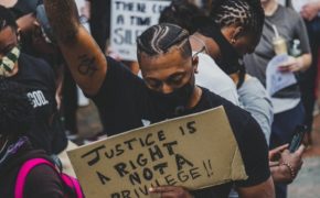 Lecrae vai às ruas protestar por justiça em caso do George Floyd