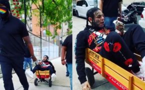 6ix9ine provoca rivais aparecendo no gueto do Brooklyn sendo carregado em carrinho infantil por seguranças