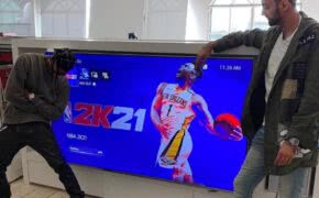 Travis Scott ganha a primeira cópia oficial do jogo “NBA2K21” para Playstation 5