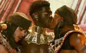 Lil Nas X faz grande apresentação no BET Awards com direito a beijo em dançarino