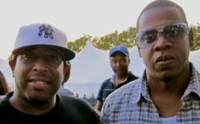 JAY-Z presenteia DJ Premier com corrente da Roc-A-Fella, em comemoração ao seu álbum de estréia Reasonable Doubt