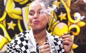 Alicia Keys aparece fumando maconha em novo episódio de podcast e surpreende fãs